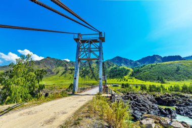 Katun Nehri üzerindeki köprü. Gorny Altay, Sibirya, Rusya Federasyonu