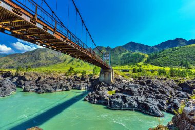 Katun Nehri üzerindeki köprü. Gorny Altay, Sibirya, Rusya Federasyonu