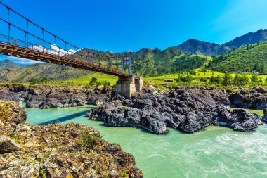 Katun Nehri üzerindeki köprü. Gorny Altay, Sibirya, Rusya Federasyonu