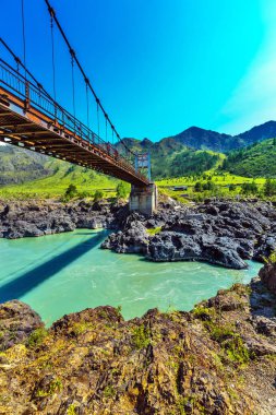 Katun Nehri üzerindeki köprü. Gorny Altay, Sibirya, Rusya Federasyonu