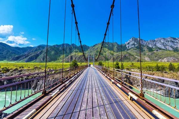 Ponte sul fiume Katun. Gorny Altai, Siberia, Russia — Foto Stock