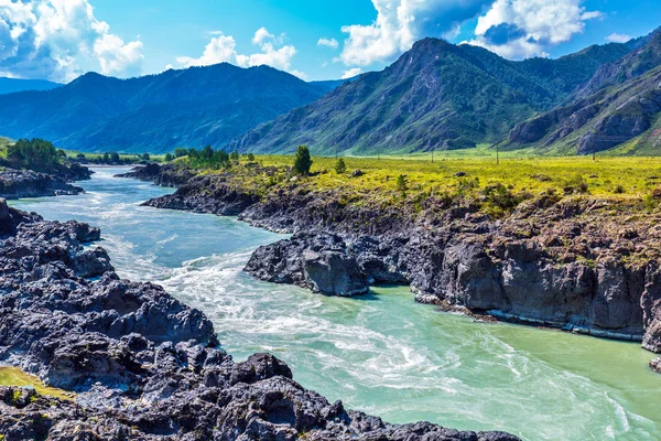 Río Katun con rápidos. Gorny Altai, Siberia, Rusia — Foto de Stock