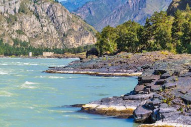 Dağlar ve nehir ile manzara. Gorny Altay, Sibirya, Rusya Federasyonu