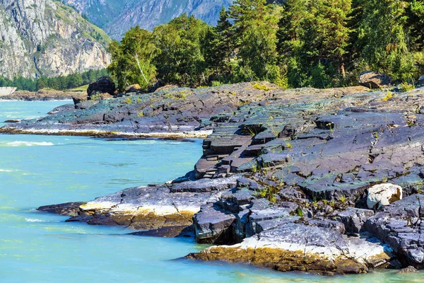 Пейзаж с горами и рекой. Горный Алтай, Сибирь, Россия — стоковое фото