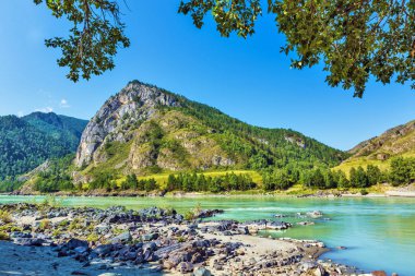 Dağlar ve nehir ile manzara. Gorny Altay, Sibirya, Rusya Federasyonu