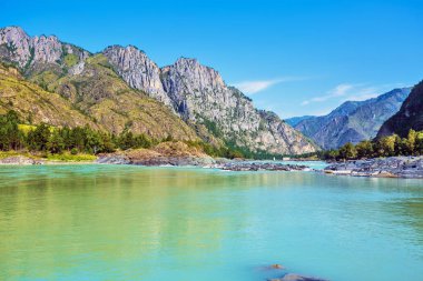 Dağlar ve nehir ile manzara. Gorny Altay, Sibirya, Rusya Federasyonu