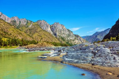Dağlar ve nehir ile manzara. Gorny Altay, Sibirya, Rusya Federasyonu