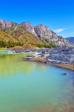 Dağlar ve nehir ile manzara. Gorny Altay, Sibirya, Rusya Federasyonu