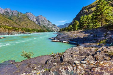 Dağlar ve nehir ile manzara. Gorny Altay, Sibirya, Rusya Federasyonu