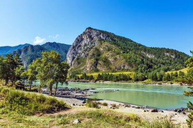 Dağlar ve nehir ile manzara. Gorny Altay, Sibirya, Rusya Federasyonu