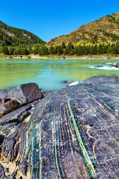 Piedras de colores en el río Katun. Gorny Altai, Siberia, Rusia — Foto de Stock