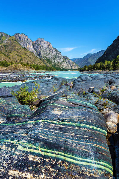 Цветные камни у реки Катун. Горный Алтай, Сибирь, Россия

