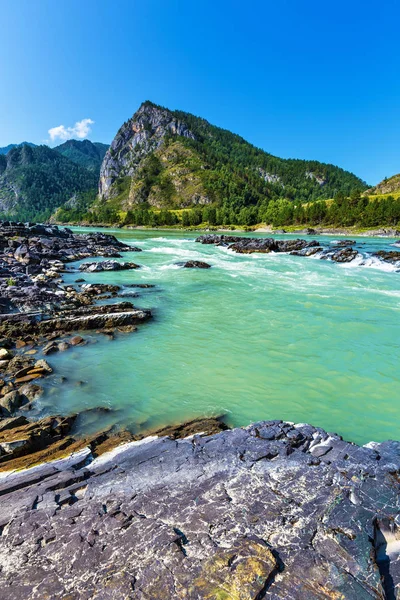 Batu berwarna di sungai Katun. Gorny Altai, Siberia, Rusia — Stok Foto