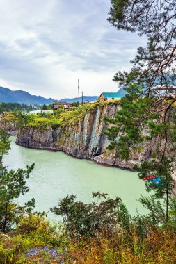 Katun nehri yakınlarındaki Chemal köyü. Kemal Köyü, Altay