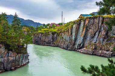 Katun nehri yakınlarındaki Chemal köyü. Kemal Köyü, Alta