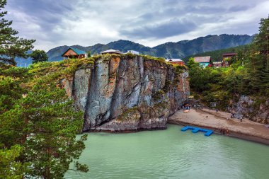 Katun nehri yakınlarındaki Chemal köyü. Kemal Köyü, Alta