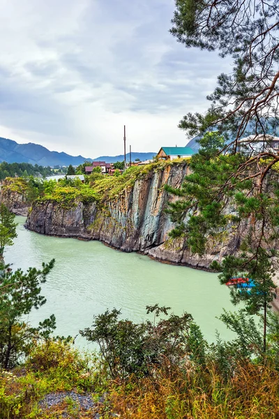 Katun nehri yakınlarındaki Chemal köyü. Kemal Köyü, Altay