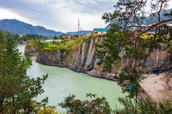 Katun nehri yakınlarındaki Chemal köyü. Kemal Köyü, Altay