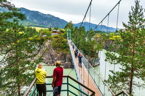 Ponte sospeso per l'isola al Tempio. Gorny Altai, Sibe — Foto Stock