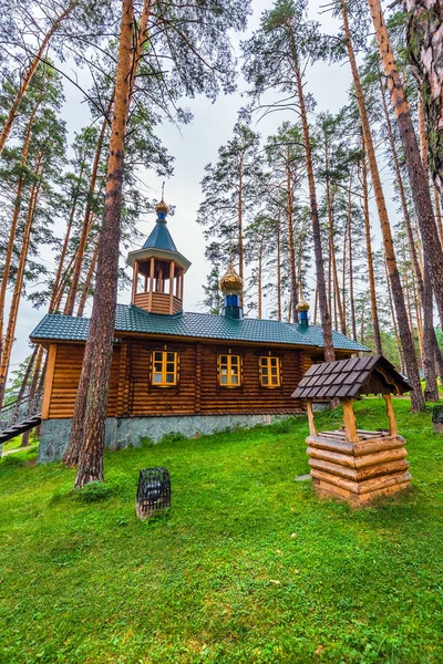 Függőhíd a szigetre, hogy a templom. Gorny Altaj, Szibéria — Stock Fotó
