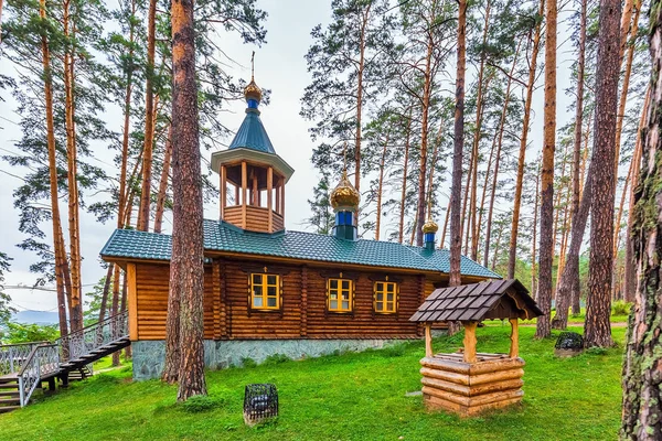 Függőhíd a szigetre, hogy a templom. Gornij Altaj, Sibe — Stock Fotó