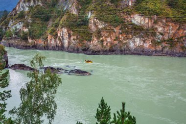 Katun nehri üzerinde rafting. Chemal Köyü, Altay Dağı