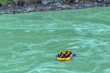 Katun nehri üzerinde rafting. Chemal Köyü, Altay Dağı