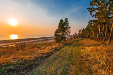 Ob nehri üzerinde gün batımı. Novosibirsk, Rusya Federasyonu