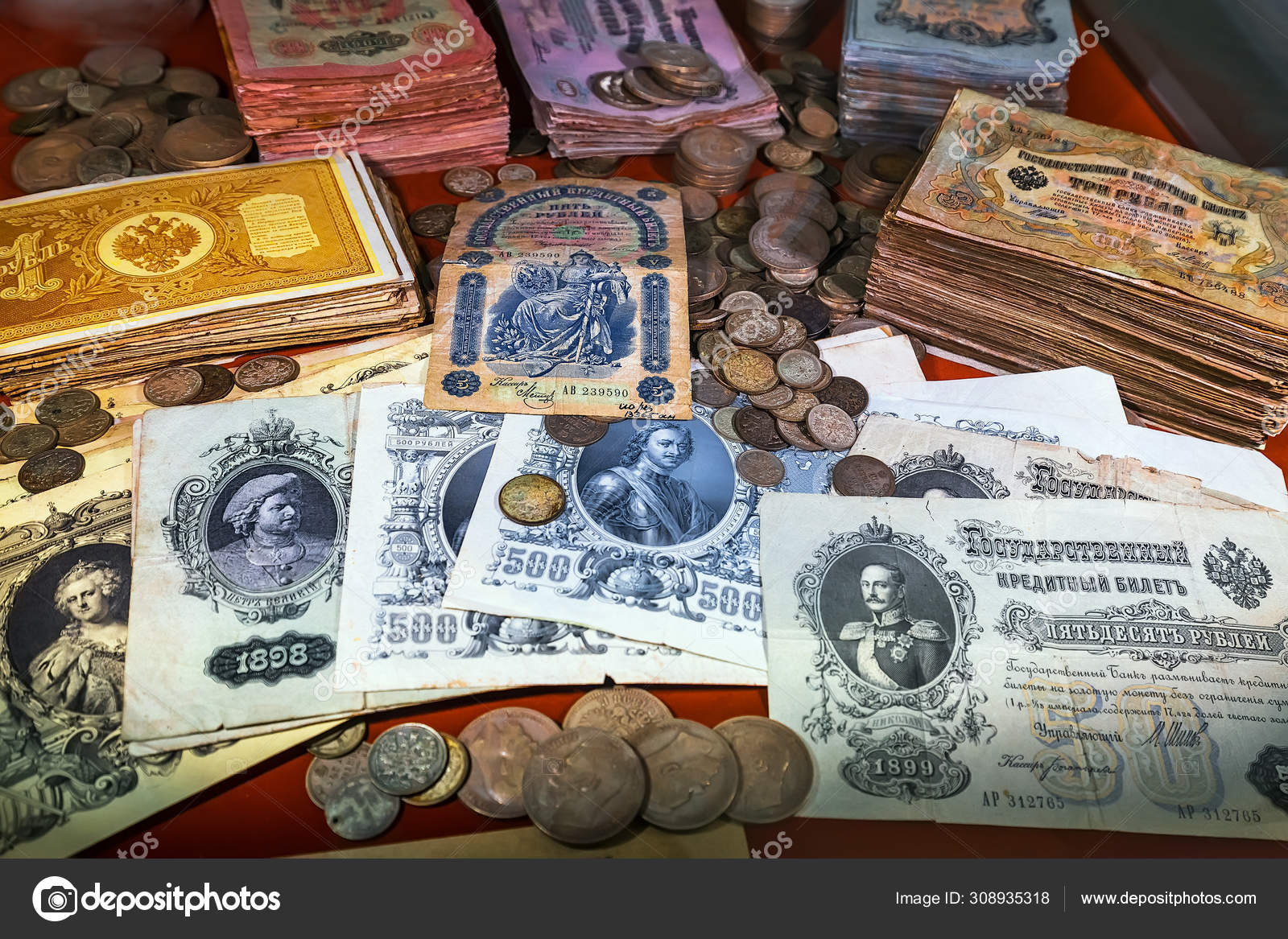 ロシアの古い硬貨と紙幣 — ストック編集用写真©Starover64#308935318