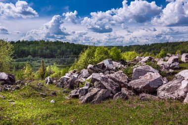 Doğal pembe bilyenin çıkarılması için taş ocağı. Peteni köyü, Maslyaninsky bölgesi, Novosibirsk bölgesi, Batı Sibirya, Rusya