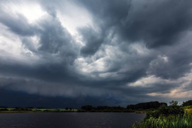 Yaklaşan bir fırtına. Padun nehri, Cherepanovsky bölgesi, Novosibirsk oblast, Batı Sibirya, Rusya