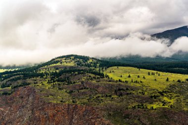 Chulyshman Dağları, Chulyshman Nehri Kanyonu 'nda. Ulagansky Bölgesi, Altai Cumhuriyeti, Rusya