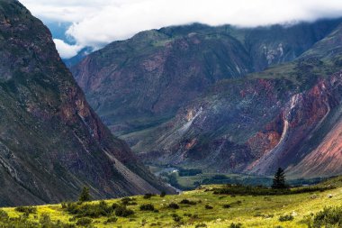 Chulyshman Dağları, Chulyshman Nehri Kanyonu 'nda. Ulagansky Bölgesi, Altai Cumhuriyeti, Rusya