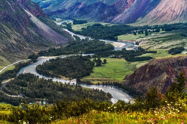 Chulyshman nehri vadisi. Rusya, Güney Sibirya, Altai Cumhuriyeti, Ulagansky Bölgesi