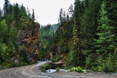 Gorny Altai 'nin cazibesi Kırmızı Kapı' dır. Yol, Kibitka nehrindeki sarp kayaların arasından geçiyor. Rusya, Güney Sibirya, Altai Cumhuriyeti, Ulagansky Bölgesi