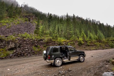 Aktash, Ulagansky Bölgesi, Altai Cumhuriyeti, Güney Sibirya, Rusya-22 Temmuz 2020: Bir dağ geçidinde toprak yolda seyyah arabası