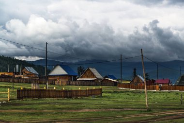 Ulagan köyü, Ulagan bölgesi, Altai Cumhuriyeti, Rusya-22 Temmuz 2020: evleri olan kırsal cadde