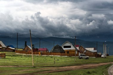 Ulagan köyü, Ulagan bölgesi, Altai Cumhuriyeti, Rusya-22 Temmuz 2020: evleri olan kırsal cadde