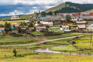 Ulagan köyü, Ulagan bölgesi, Altai Cumhuriyeti, Rusya-22 Temmuz 2020: evleri olan kırsal cadde