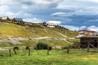 Ulagan köyü, Ulagan bölgesi, Altai Cumhuriyeti, Rusya-22 Temmuz 2020: evleri olan kırsal cadde
