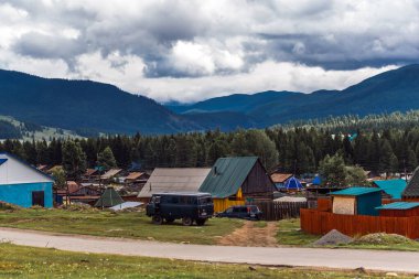 Ulagan köyü, Ulagan bölgesi, Altai Cumhuriyeti, Rusya-22 Temmuz 2020: evleri olan kırsal cadde
