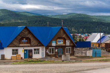 Ulagan köyü, Ulagan bölgesi, Altai Cumhuriyeti, Rusya-22 Temmuz 2020: evleri olan kırsal cadde