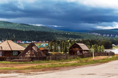 Ulagan köyü, Ulagan bölgesi, Altai Cumhuriyeti, Rusya-22 Temmuz 2020: evleri olan kırsal cadde