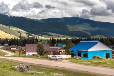 Ulagan köyü, Ulagan bölgesi, Altai Cumhuriyeti, Rusya-22 Temmuz 2020: evleri olan kırsal cadde