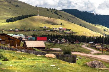 Ulagan köyü, Ulagan bölgesi, Altai Cumhuriyeti, Rusya-22 Temmuz 2020: evleri olan kırsal cadde