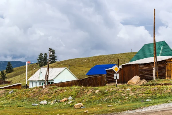 Ulagan köyü, Ulagan bölgesi, Altai Cumhuriyeti, Rusya-22 Temmuz 2020: evleri olan kırsal cadde
