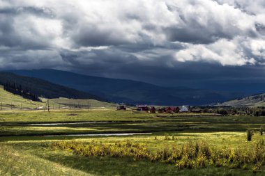 Ulagan köyü, Ulagan bölgesi, Altai Cumhuriyeti, Rusya-22 Temmuz 2020: Ulagan dağı yaylası ve Ulagan köyü manzarası