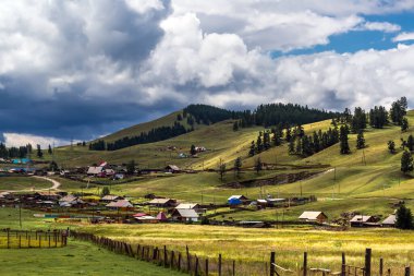 Ulagan köyü, Ulagan bölgesi, Altai Cumhuriyeti, Rusya-22 Temmuz 2020: Ulagan dağı yaylası ve Ulagan köyü manzarası