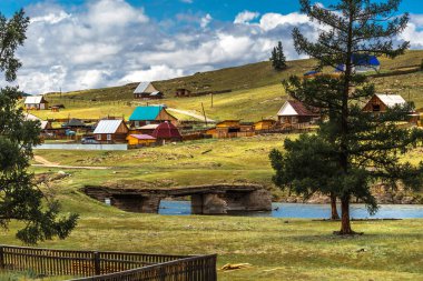 Chibilya Köyü, Ulagansky Bölgesi, Altai Cumhuriyeti, Güney Sibirya, Rusya-22 Temmuz 2020: Başkaus Nehri yakınlarındaki Chibilya Köyü