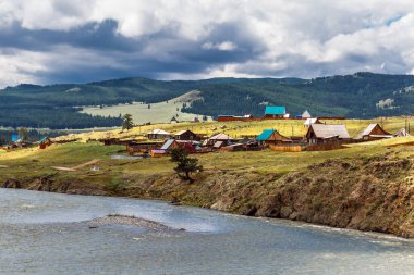 Chibilya Köyü, Ulagansky Bölgesi, Altai Cumhuriyeti, Güney Sibirya, Rusya-22 Temmuz 2020: Başkaus Nehri yakınlarındaki Chibilya Köyü